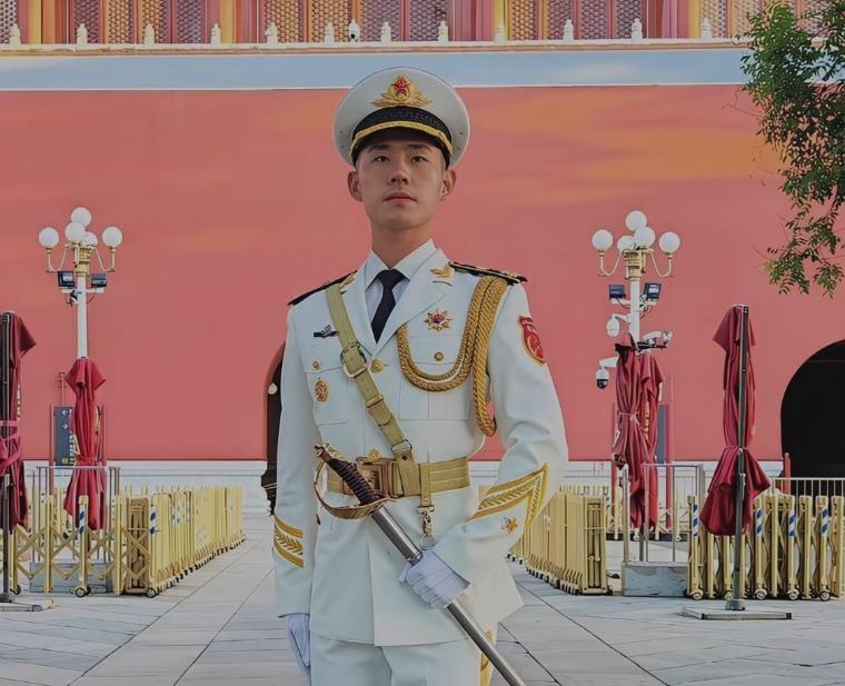 隐瞒婚史？失信被执行人？8月12日，前国旗护卫队班长，被前女友逼得发声：两人交往