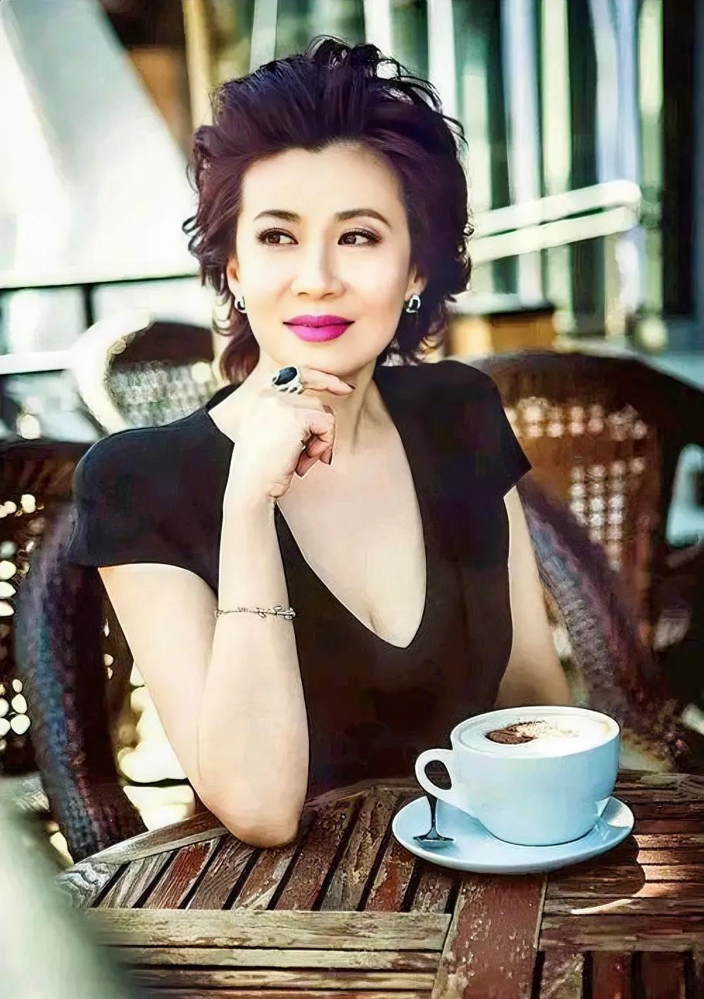 这位女子，认识吗？她，毕业于中央戏剧学院表演专业，与巩俐、史可、伍宇娟、金莉莉