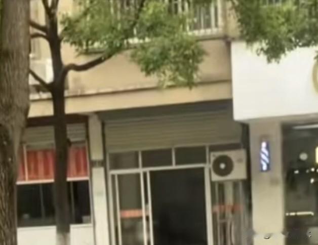 麻将馆里的故事真的很多。我经常去那家小店的边上就是一个麻将馆，每天都有很多人在