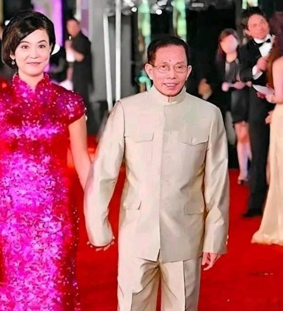 2001年，67岁香港著名武指刘家良提早回家，37岁的妻子反锁房门不肯开，不多时