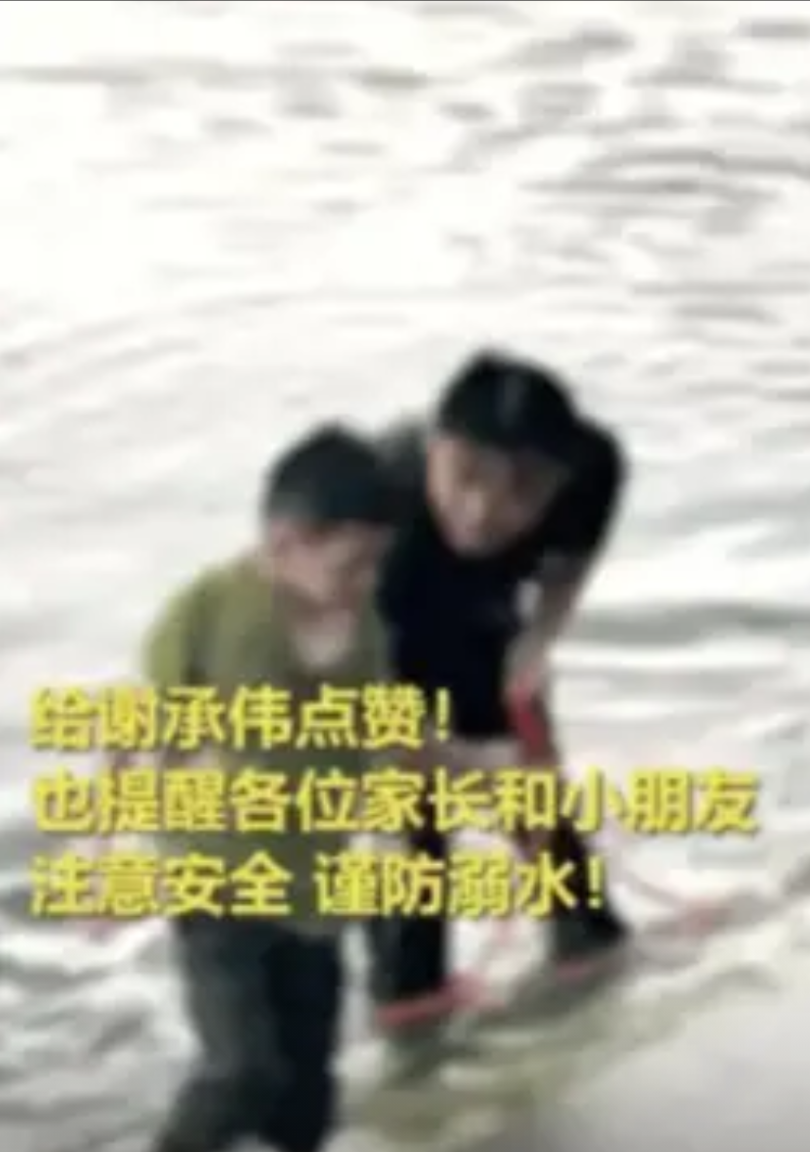 这个00后要火了！”广西玉林，三个小孩来到河边玩耍，其中一个小孩把鞋子扔进了深水