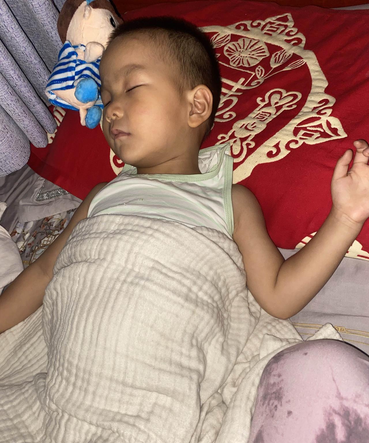 我被孩子的话整破防了，他才两岁多，晚上睡觉时孩子说：奶奶，爸爸妈妈上班了，你带