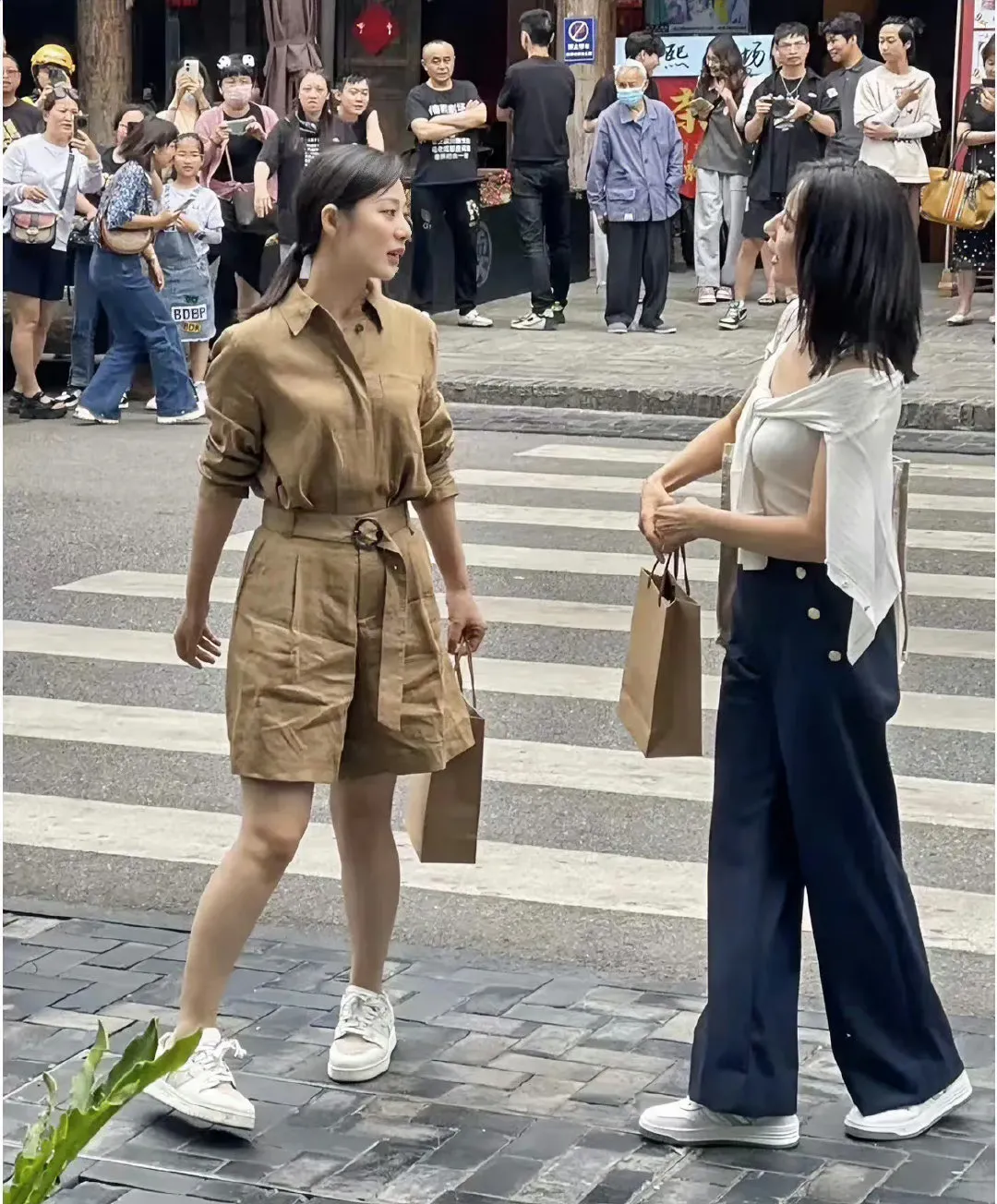成都街上偶遇高圆圆，本人真是太美！高圆圆真的很年轻，气质特别清新温柔，自然不做