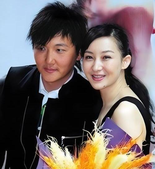 1999年，成名后的孙楠抛弃了同居10年的女友辛欣，转身娶了神交已久的买红妹。1