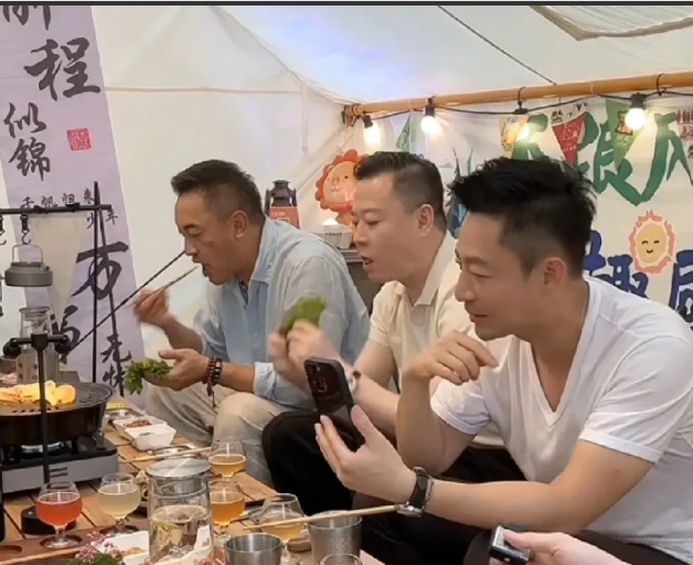 汪小菲突袭查岗，直播和马筱梅视频通话，果然，这个媳妇是个贤内助，马筱梅正在带着俩