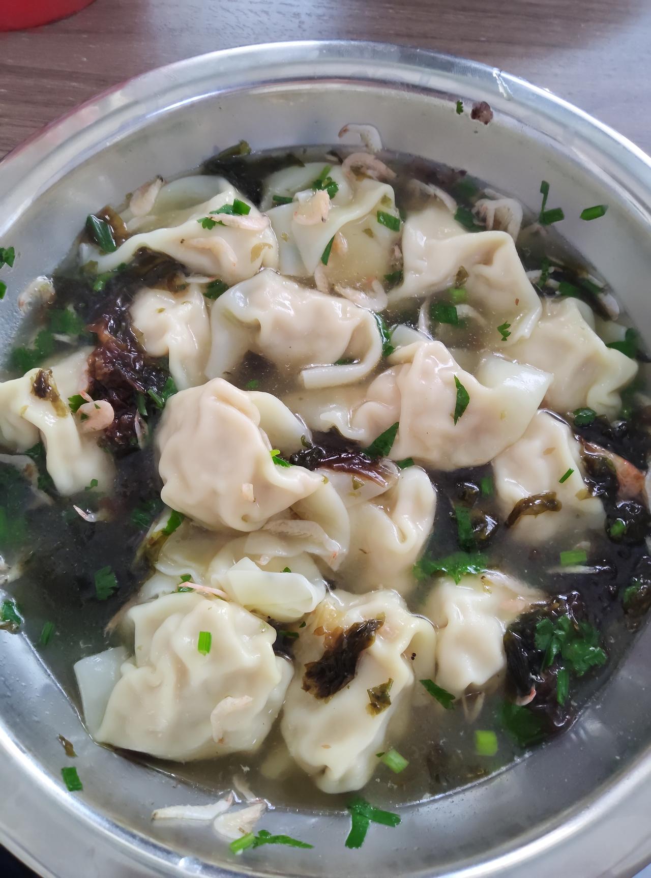 今天带小孩来老街吃到的这碗大馄饨也太顶了！不愧是老字号！满满一大盆端上来，馄