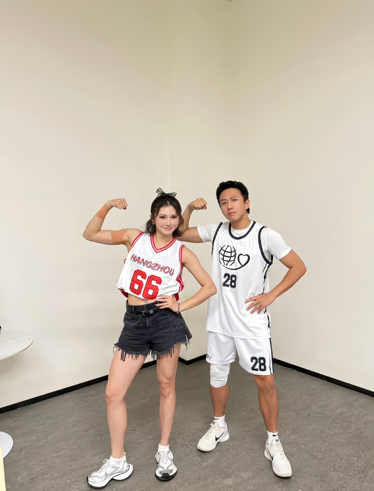 昨晚，邓超与吴艳妮参加第十三届姚基金慈善赛，两人幕后合影的画面。吴艳妮客串拉
