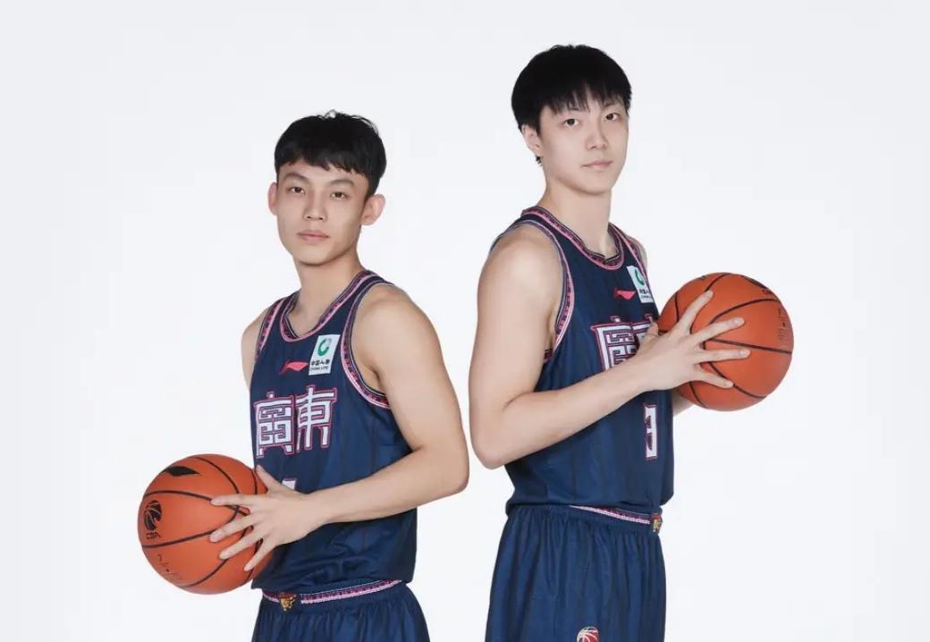 CBA最新消息：据广东男篮主教练杜锋指导在接受媒体人LindaWooo的采访时表