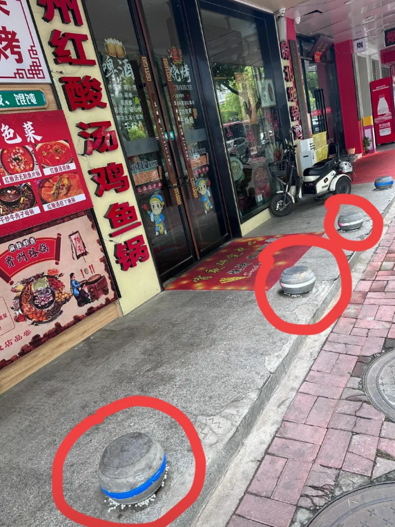这样的饭店再好吃我都不会去！！安徽一饭店，为了驱赶小猫小狗，竟然在门口石墩子