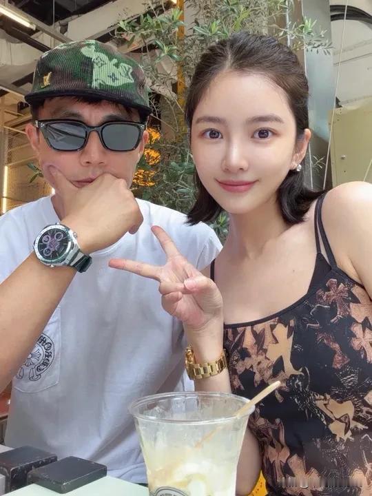 38岁王灿兮晒出多张夫妻合照，并配文“猜猜生活里，谁是爱唠叨的那个”。他身穿吊带