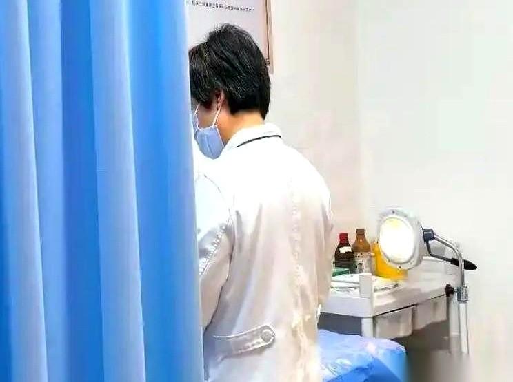 40岁的王女士躺在检查床上，一动不敢动。医生没用什么复杂仪器，就一把镊子，往她