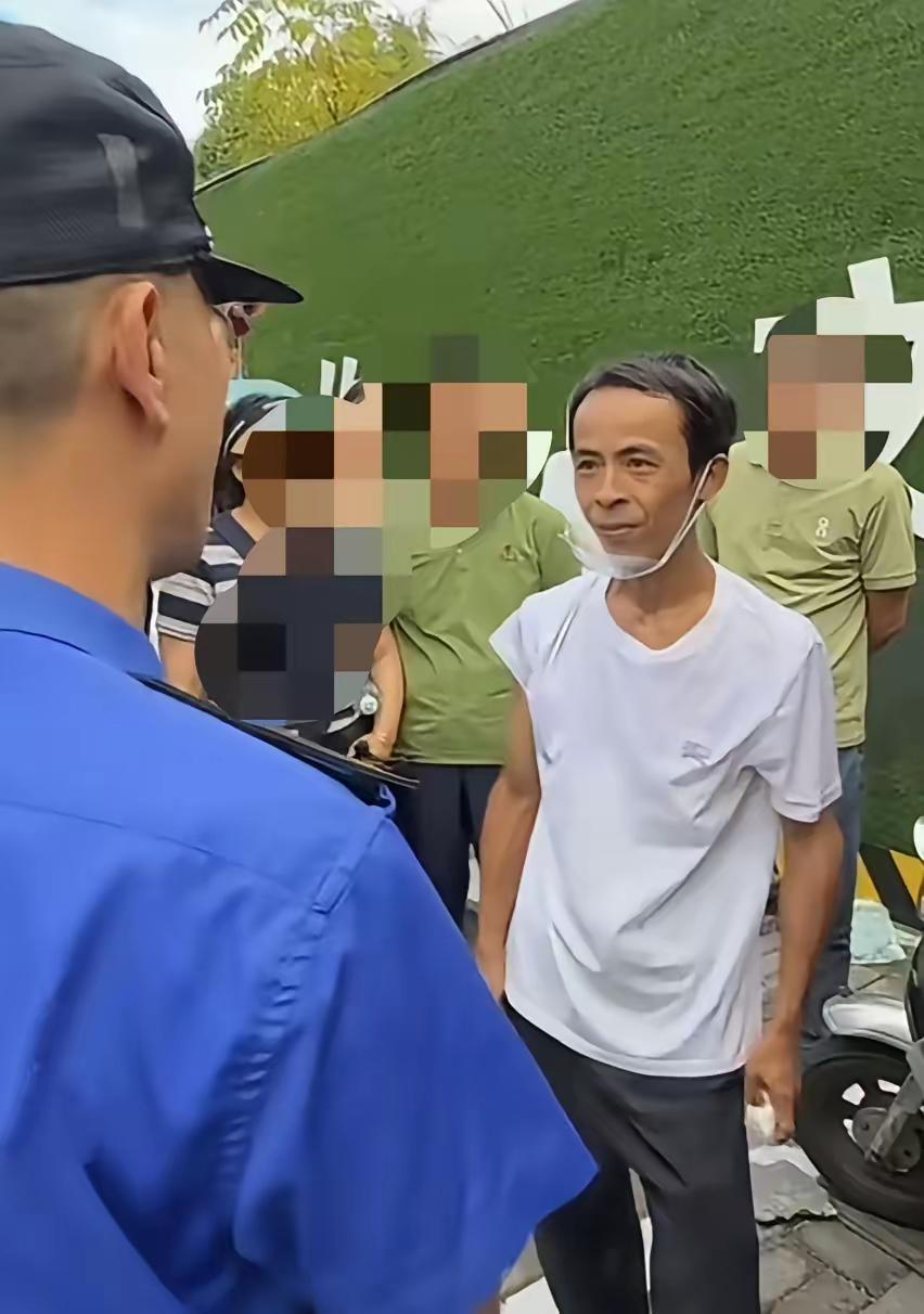 本来以为卖个鸡排买成网红已经够离谱了没想到还敢命令顾客敞开塑料袋，一块6元钱