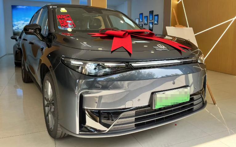 灰色的零跑C10其实非常的低调，耐看，还特别耐脏，都不需要过分洗车，看起来也是比