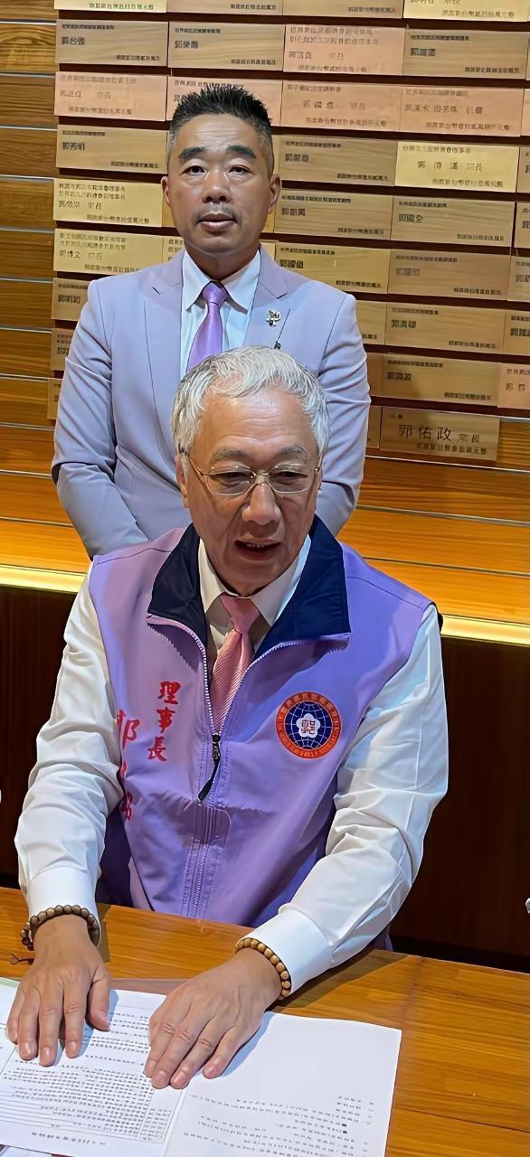 这位好久不见了的人士又抛头露面了,这次是参加他的姓氏的宗亲会活动。当年争取国民党