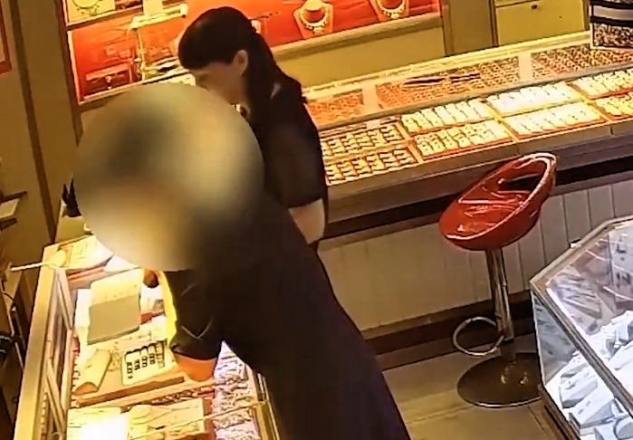 不得不说一下最近这个事浙江温州瓯海区一家金店，来了位刚进门两分钟的女顾客，开