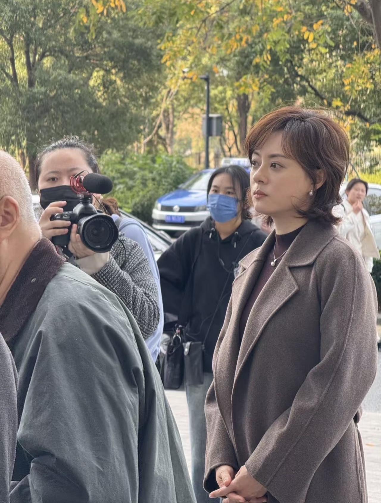 11月3日，有位网友在无锡偶遇孙俪，她在户外拍戏时的画面。孙俪身穿毛呢大衣，