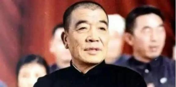 1979年，在一次大会上，杨显东鼓起勇气批评陈永贵，他说：“我认为动员全国各地学