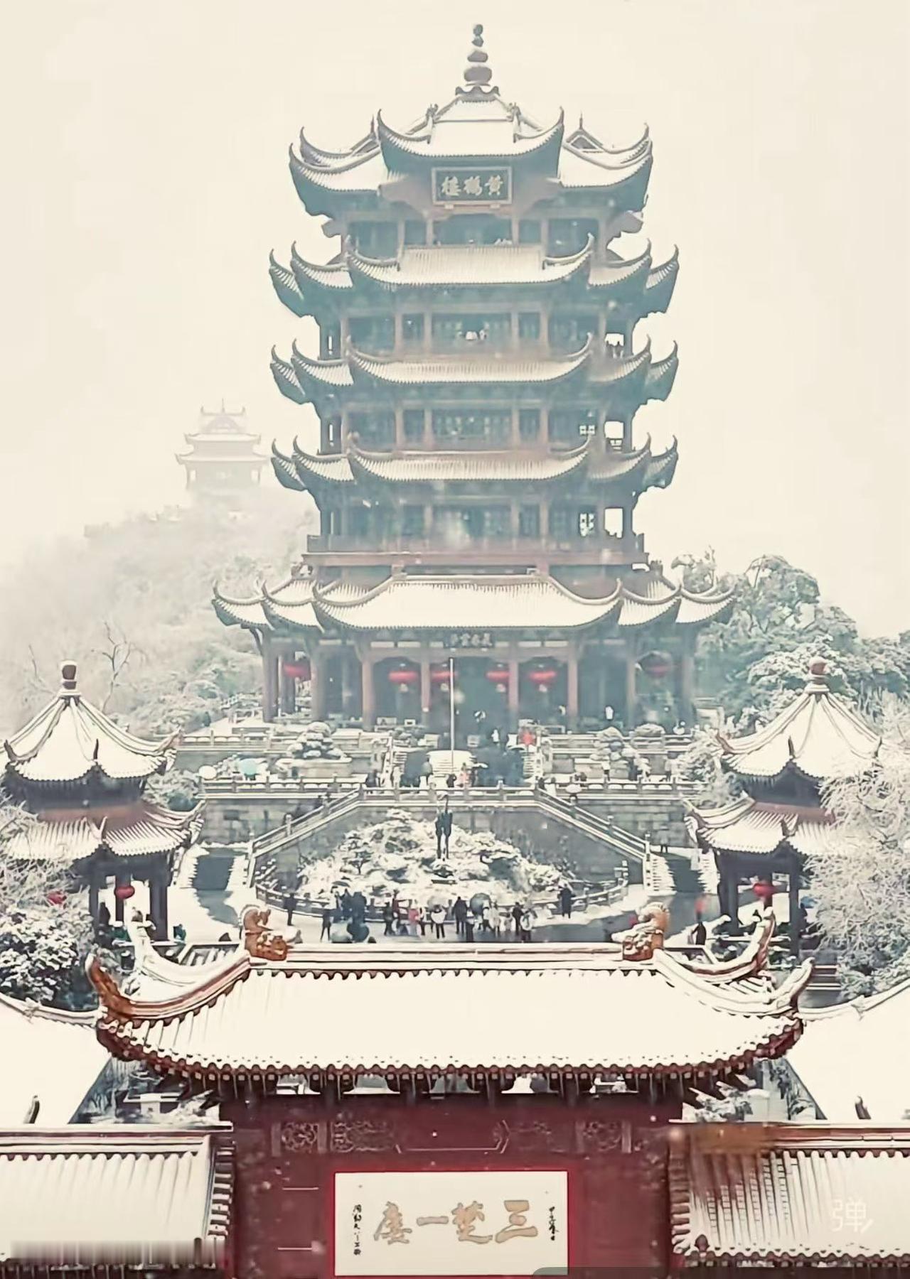 武汉伢盼了大半年的初雪，今天总算到货了！推开窗雪花飘得呼呼的，长江大桥、黄鹤楼全