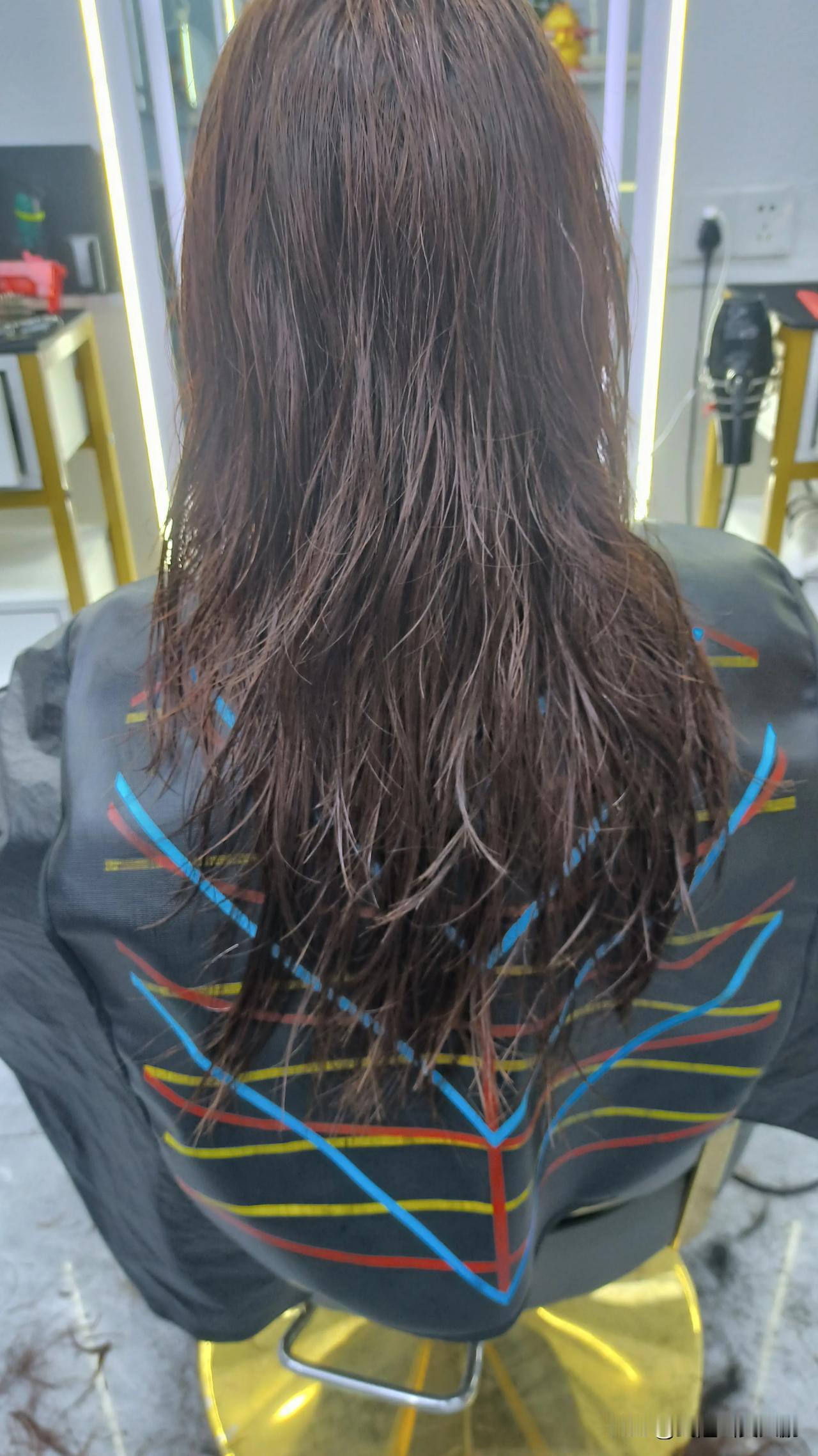 现在理发行业确实有点难搞了，现在顾客进店不是发型师设计发型，而是顾客凭手机里的图