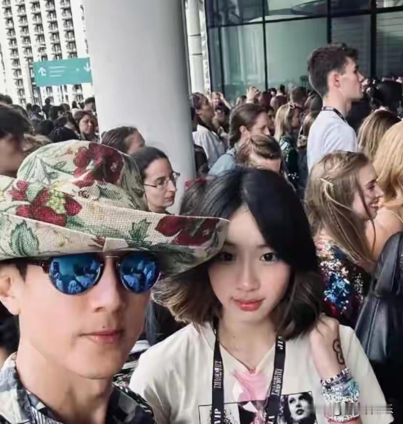 1月30日，《ARENA》杂志二月刊新年封面重磅释出，吴尊与女儿NeiNei携手