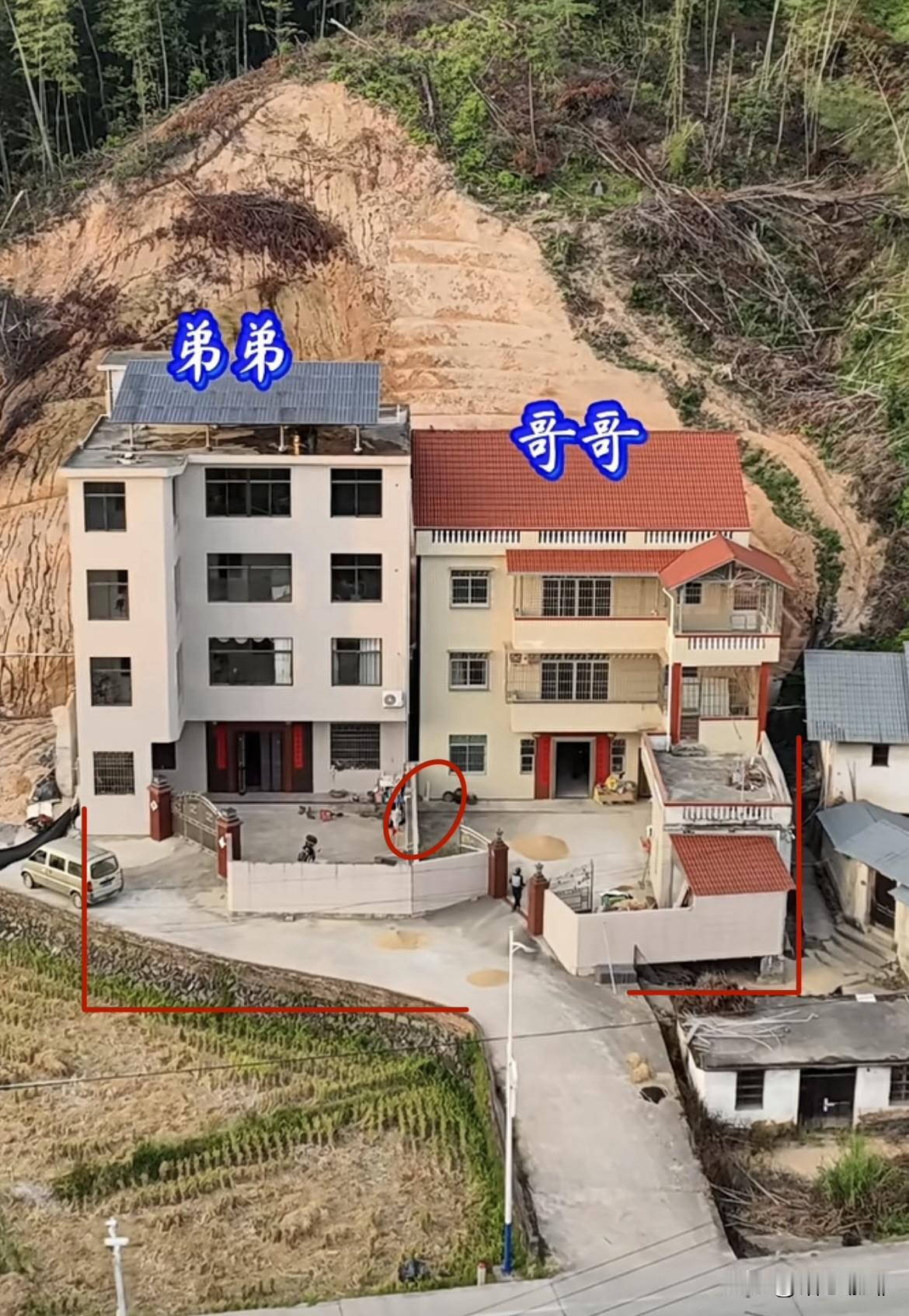 当初建房的时候弟弟说：在哥哥那边开一个院门就好了，这样就可以围一个大院子。