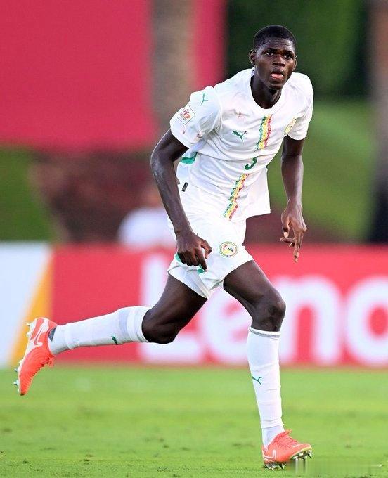 青训推透露利物浦接近签下两名年轻中卫。理解如下：据可靠消息，利物浦俱乐部目前接近