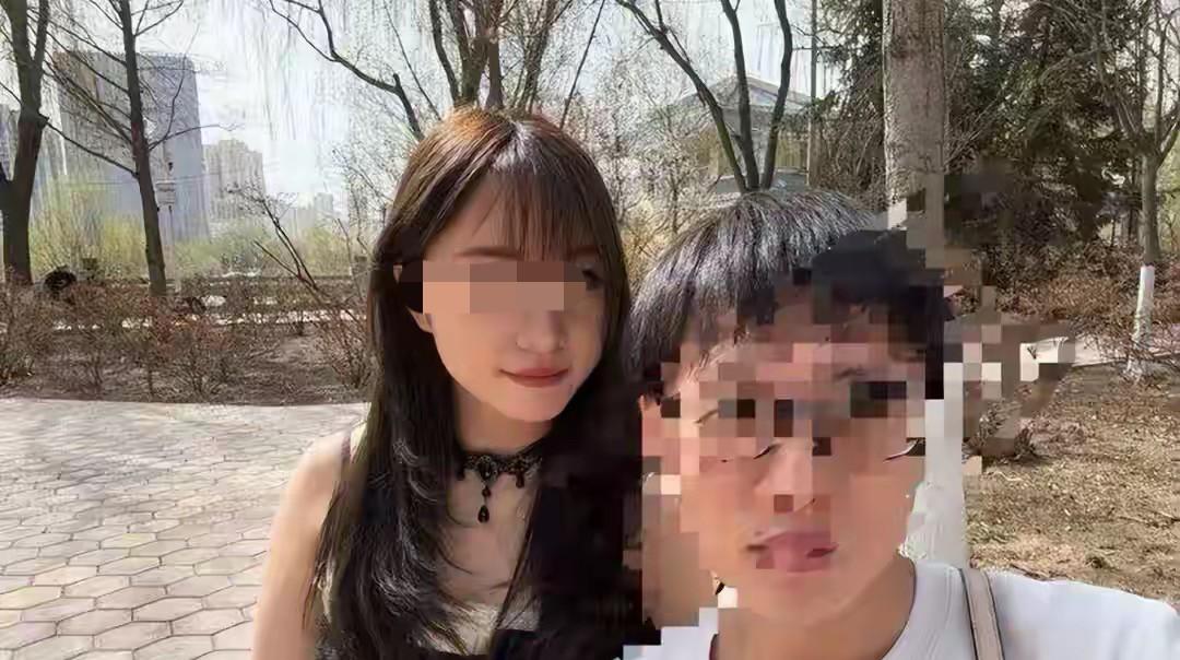 甘肃兰州，女子跟男友一家人自驾游出行，半路发生车祸。车上5人均受伤，女子伤势最重