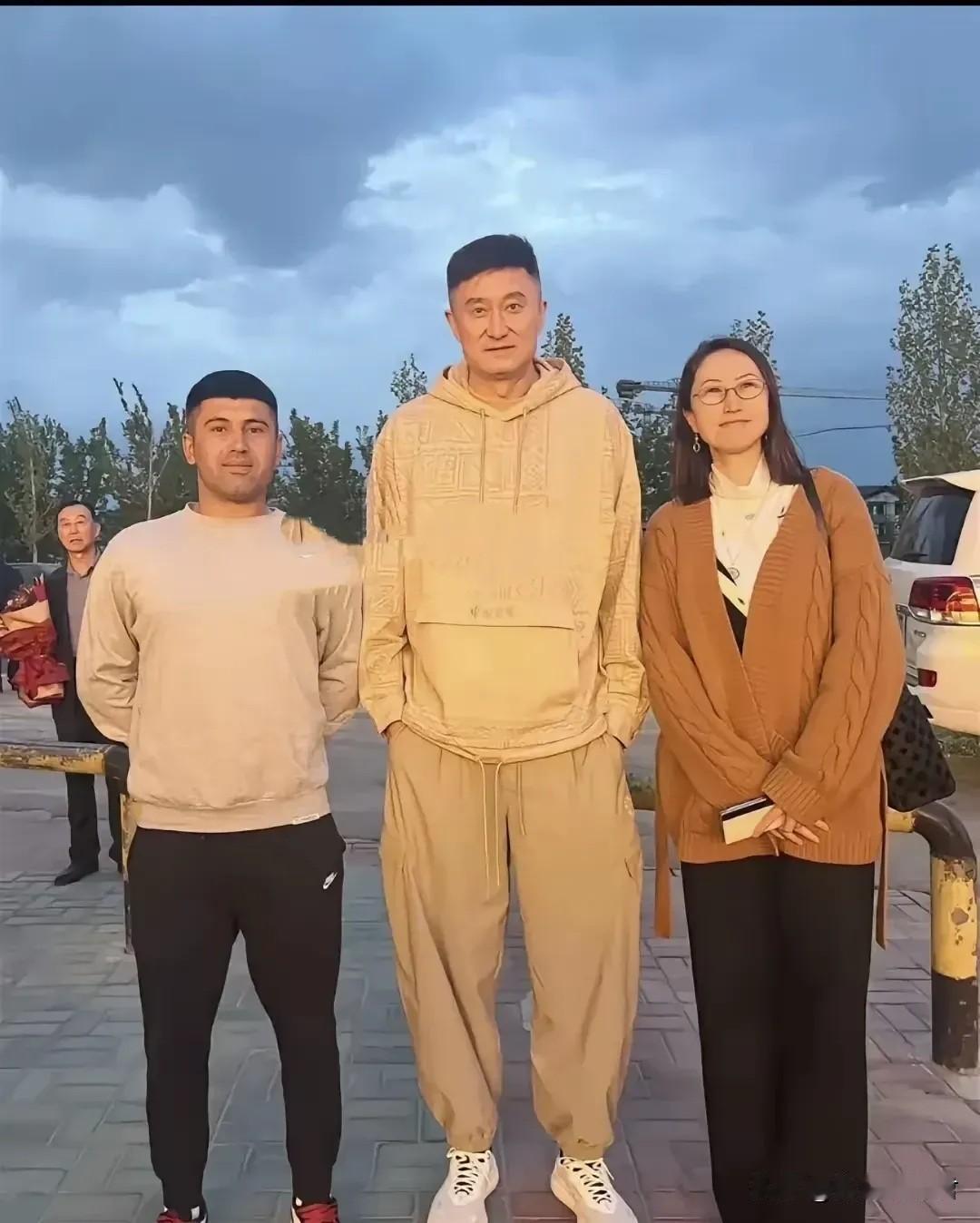 杜锋荣归故里！近期，杜锋向球迷们透露，自己眼下已经回到了新疆老家，接下来的计划