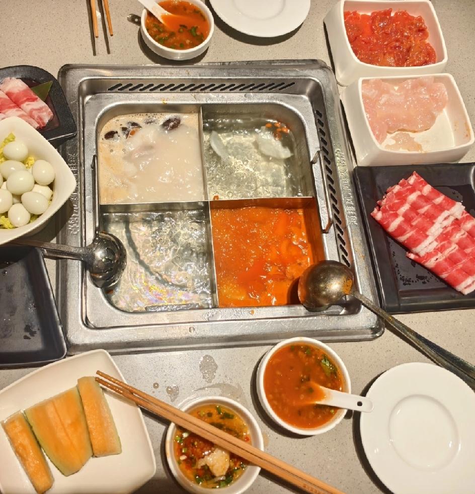 今天，我们两个和朋友两口子一起去吃海底捞。还没有吃饭前，朋友让她老公和她一起去