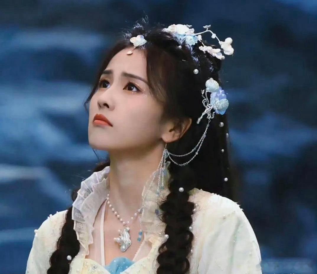 1、迪丽热巴的流量还是有用的，大导演的第一部电影就做了二番在《功夫女足》之前，迪