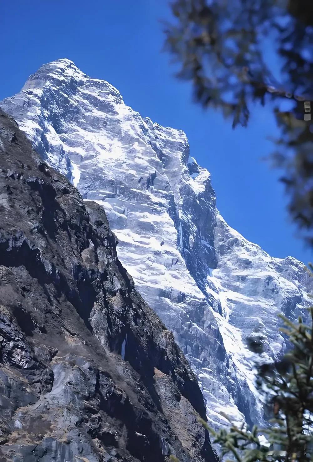 冷噶措在12月呈现出独特的蓝冰景观，湖面冻结成晶莹的蓝色冰块，冰层下隐约可见气泡