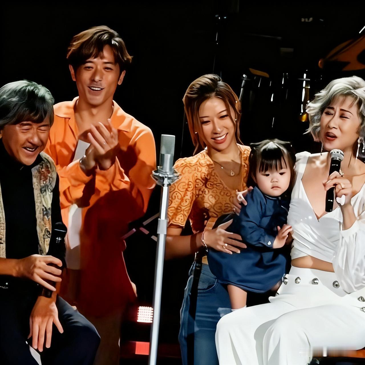 林子祥叶倩文演唱会全家亮相！儿媳抱孙女登台，老两口吻脸甜煞众人谁能料到，76岁