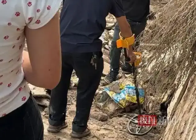 陕西，受洪灾影响，洪水冲走20公斤黄金目前只找回1公斤，很多人都去门店附近捡黄金