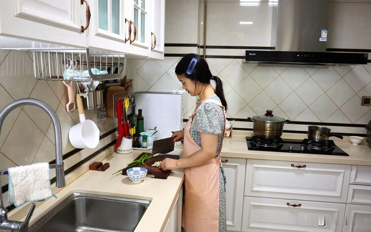 月薪一万八的女人，结婚后就只值5000块了她家碗筷攒一天洗一次。晚上10点55