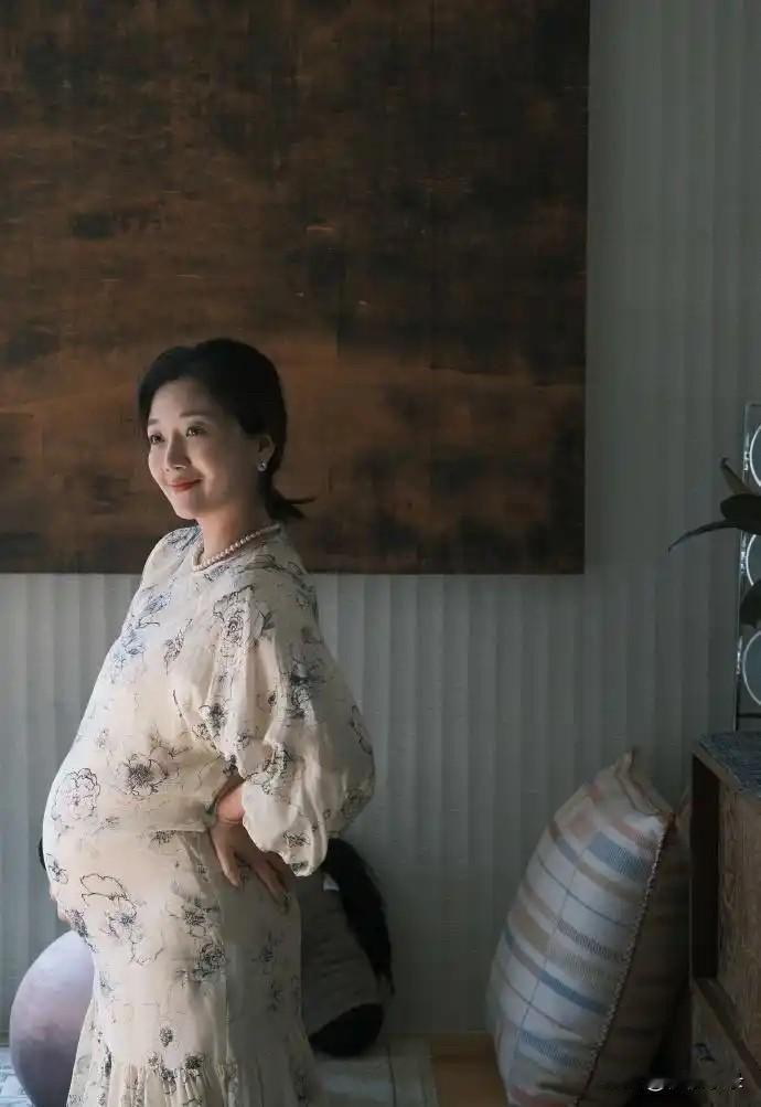 恭喜！乔杉官宣妻子怀上三胎，携两女儿陪太太拍孕照，倍显温情满满！[吐舌头眯眼睛笑][吐舌头眯眼睛笑]