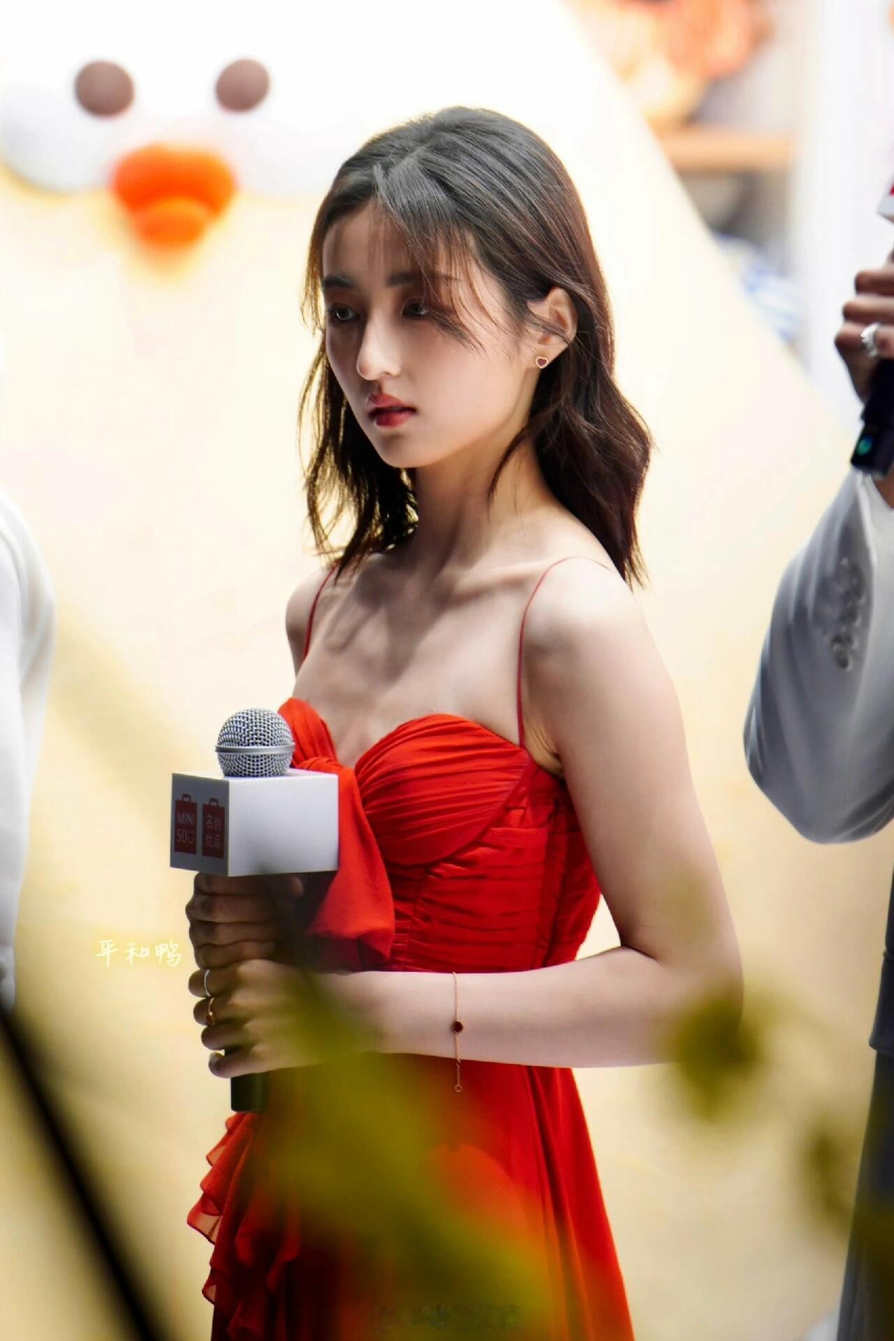 张子枫身材穿抹胸好尴尬