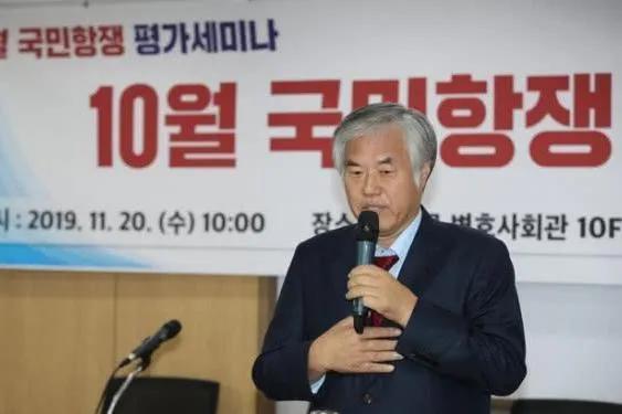 “2019年12月，站在光化门广场的金文洙在全光勋先生的拘捕令面前流泪，说:‘无