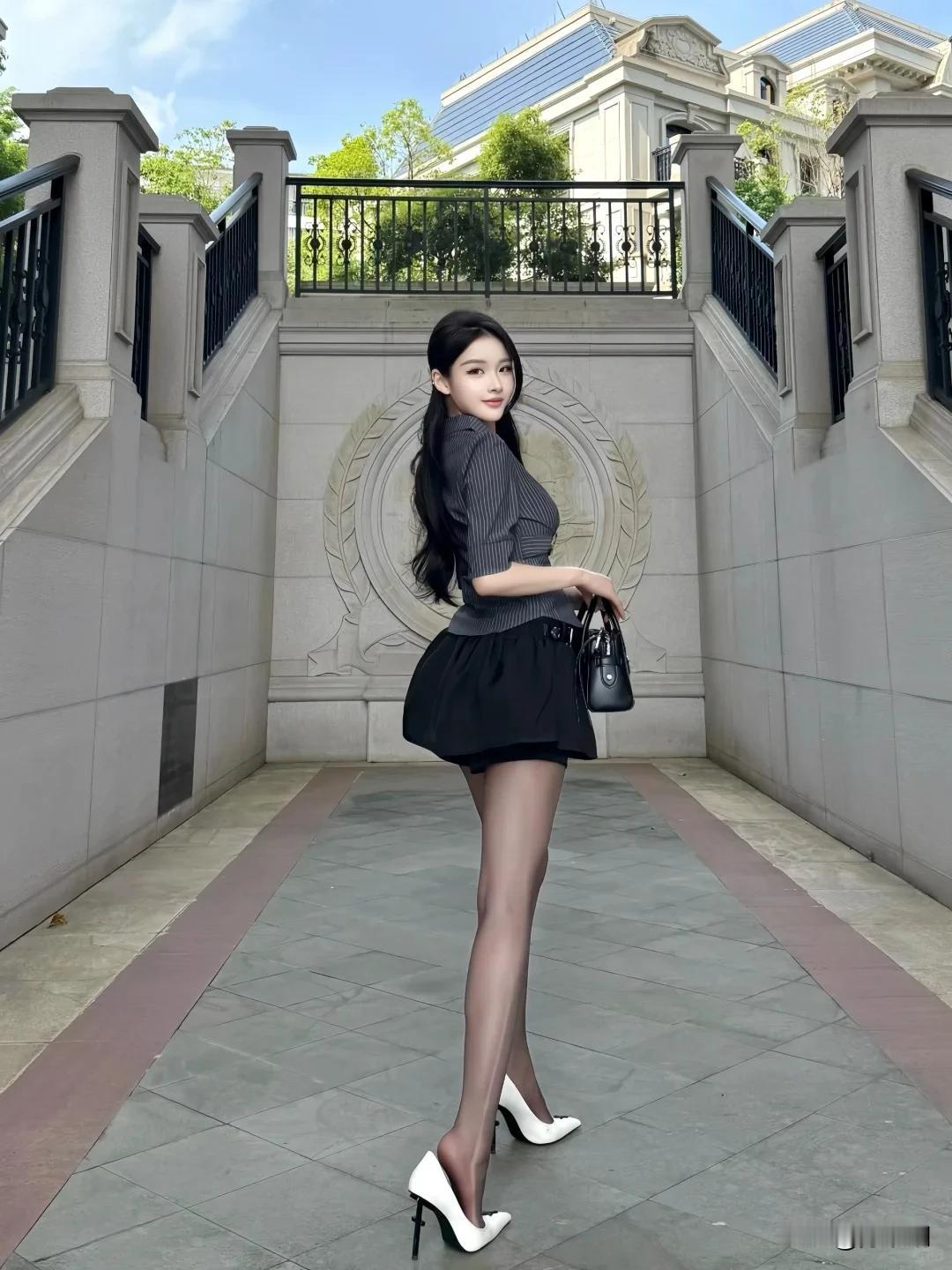 黛发垂肩影娉婷，阶前移步踏光行。黑丝衬出纤纤腿，一笑嫣然百媚生。