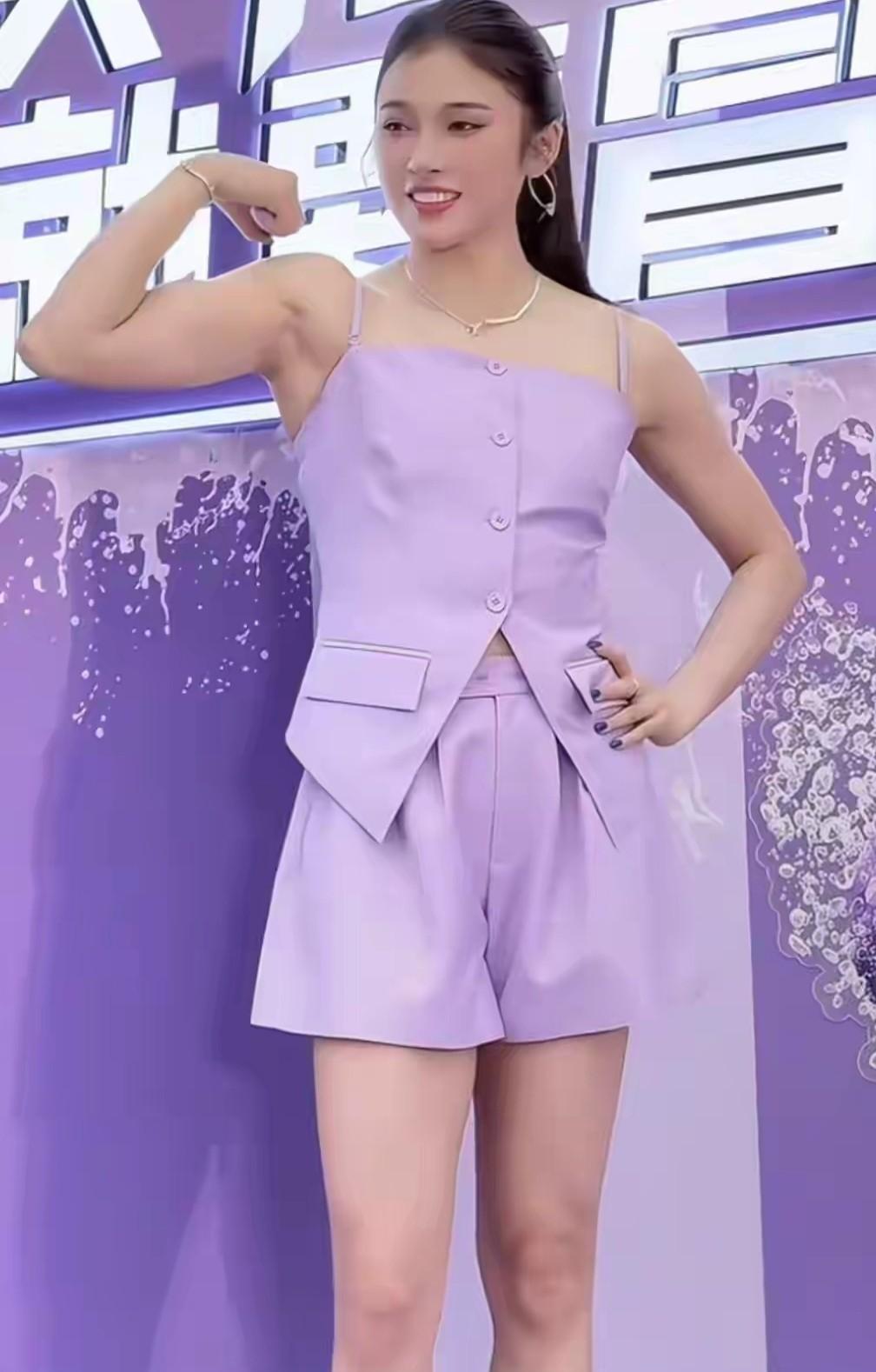 吴艳妮除了赛场上行为有点张狂外，赛场下也是一个大美妞。身高172,体重57公斤