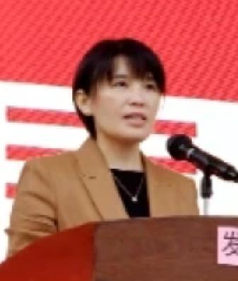 雷波县教体局女局长李学凤。摊上大麻烦了！县政府已发布致歉声明，表态这是不尊重教