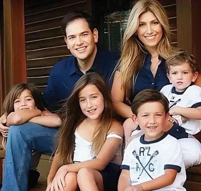 美国国务卿卢比奥真是现实版的人生赢家。他生有四个孩子，两男两女，个个漂亮。他老婆