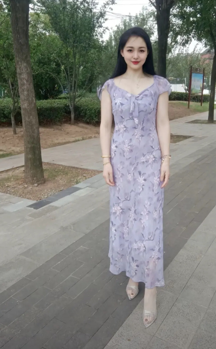 优雅紫色连衣裙，漫步在绿意盎然的公园中。