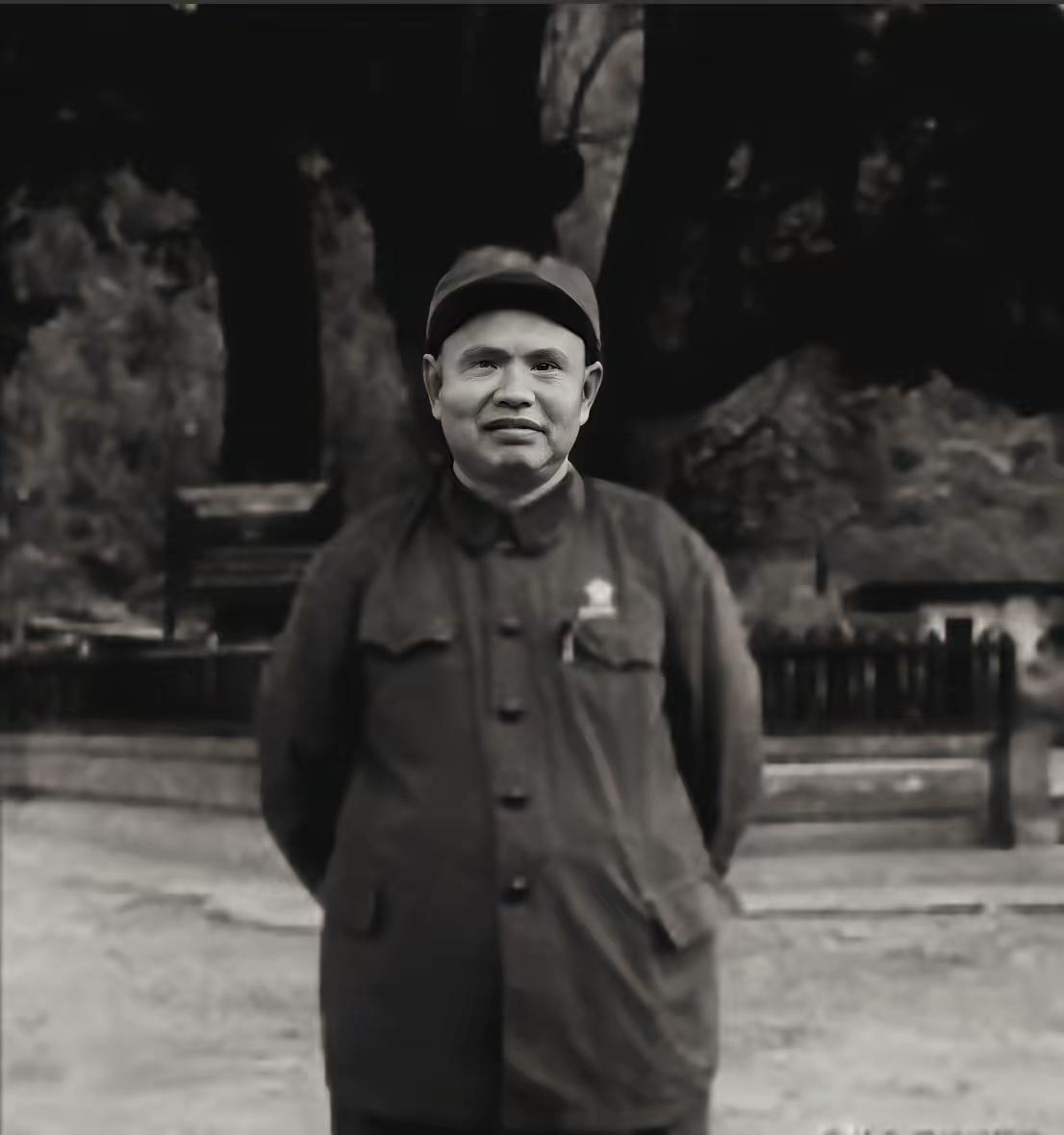 1939年，日军冲锋时，竟脱掉军装，只穿白衬衣。副团长王耀南非常疑惑，但看到战士