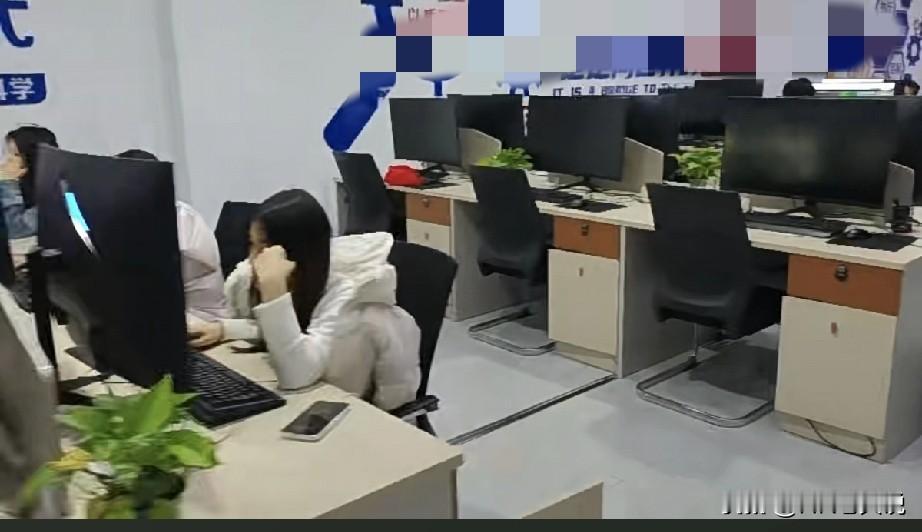 今年的年会我们找了策划公司，由新来不久的招聘主管负责主对接。在前期的对接中，方案