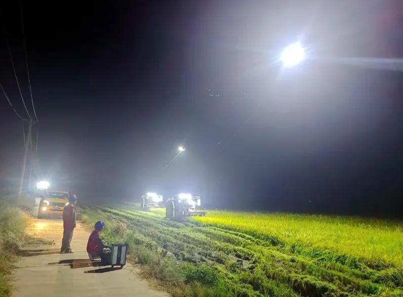 泪目了。夫妻俩深夜去浇玉米地，丈夫担心妻子太累让她就地歇脚，自己谎称去检查水管，