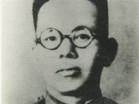 1955年授衔结束后，陈赓有点闷闷不乐的，一旁的贺老总看出了陈赓的心思，便走向前