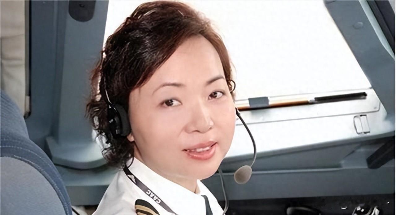 她从小最恨的就是飞行员。长大后，她却成了中国最贵的民航女机长。2003年，一