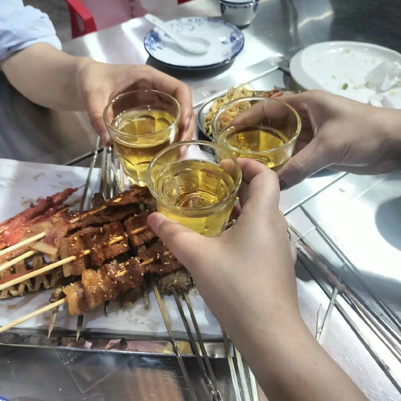 黄晓明黄渤喊你来青岛哈啤酒吃蛤蜊青岛最美的时节要到了，喝啤酒吃哈喇，那叫一个爽歪