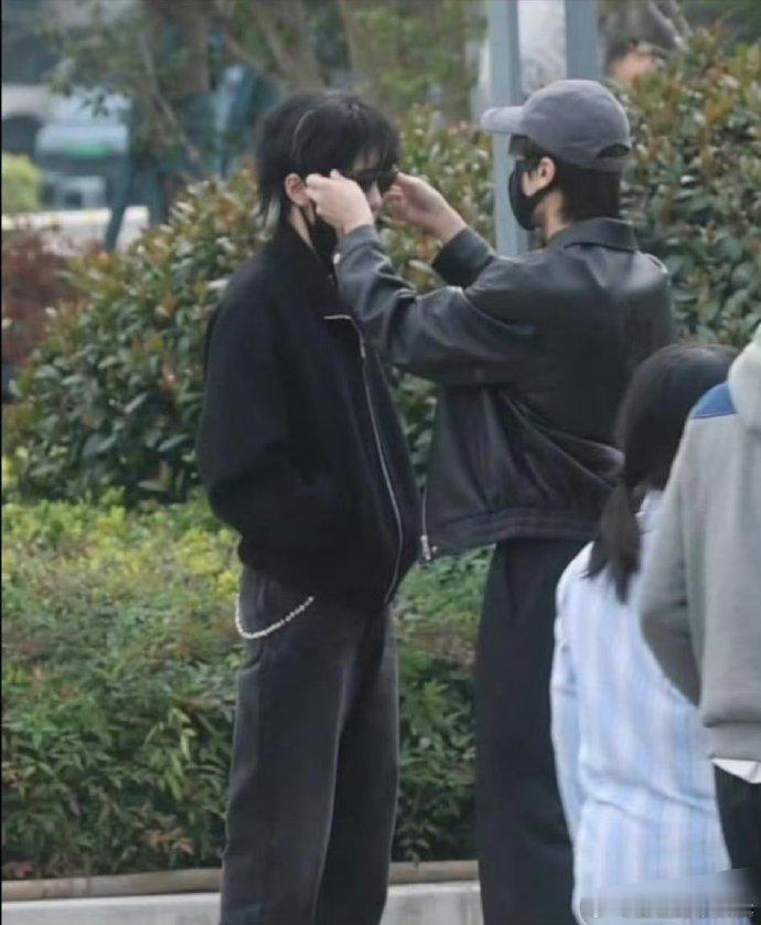 曾舜晞张康乐给对方戴帽子眼镜曾舜晞张康乐互戴帽子眼镜《交换人生》片场糖分超标！曾