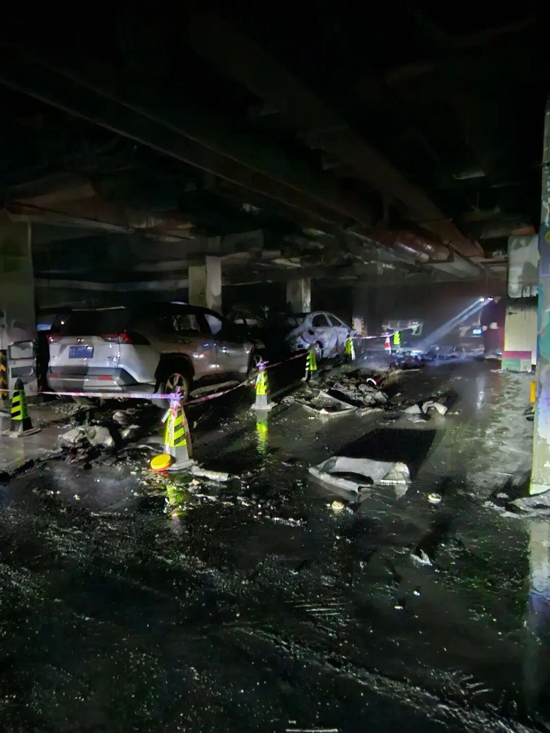 电车又闯祸了！12月7日，济南恒大城地下车库发生火灾，现场一片狼藉，多辆汽车被烧